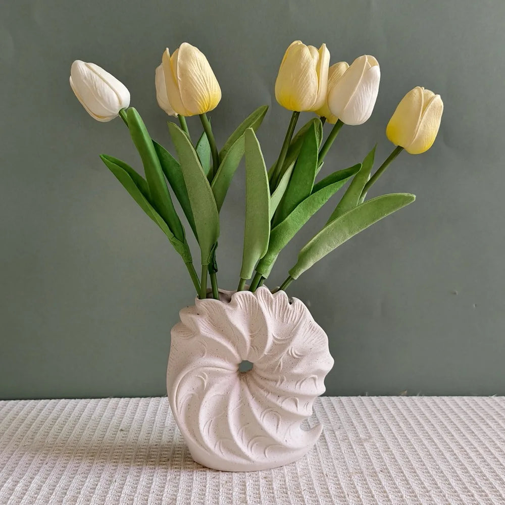 ShellaVase – Neutral Conch Shape Vase for Elegant Interior Decoration